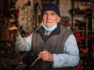 Ed � proprio all�interno di questo locale con le alte volte a crociera che facciamo la conoscenza di Donato, che ci accoglie con la sua consumata divisa e il fedele cappellino blu
